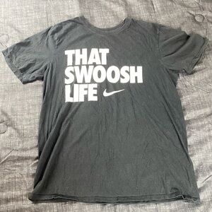 Nike T Shirt That Swoosh Life Athletic Cut Black Mens Size‎ Medium